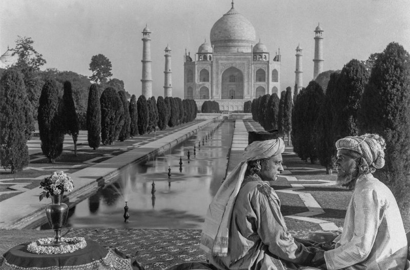 Prinz Khurram (Charu Roy, re.) lässt den Taj Mahal nach einem Modell des blinden Töpfers Shiraz (Himansu Rai, li.) im Gedenken an seine verstorbene Geliebte erbauen. – Bild: arte
