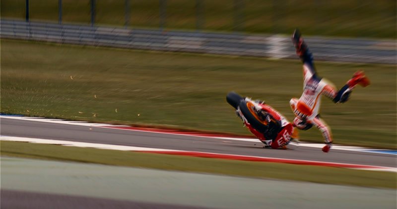 Marc Márquez has a close call in one of his qualifying runs at the MotoGP race at the Circuit of The Americas in Austin, TX. Luckily Márquez walked away and was back on his bike within ten minutes. – Bild: Servus TV