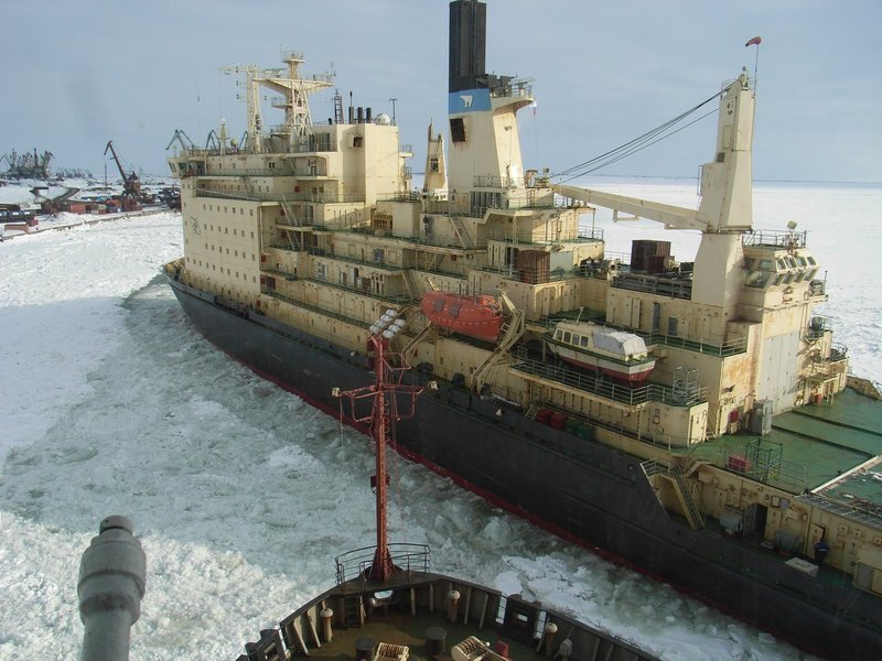 Der Frachter „Iwan Papanin“ beliefert Dudinke, Russlands nördlichste Stadt, mit Waren aller Art. – Bild: Gro Trlrvision