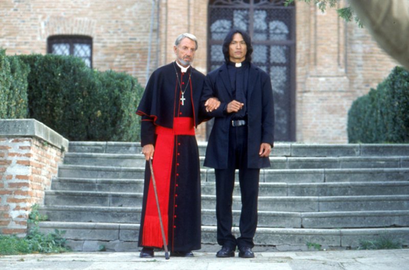 Zusammen mit dem alten Priester (David Gant, l.) versucht der Vampirjäger Pater Uffizi (Jason scott Lee, r.) zu verhindern, dass Dracula erneut sein Unwesen treibt! – Bild: Neo Art & Logic Lizenzbild frei