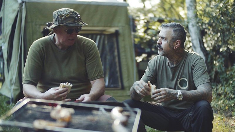 Was wie Camping-Idylle aussieht, hat für Christian einen durchaus ernsten und vor allem ernst gemeinten Hintergrund. Sie alle eint die Angst. Die Angst vor dem Ernstfall, dem Super-GAU, der Katastrophe. Prepper (aus dem Englischen von „to prepare“, „sich vorbereiten“) sorgen deshalb vor. – Bild: ZDF und Jasper Engel/Jasper Engel Was wie Camping-Idylle aussieht, hat für Christian einen durchaus ernsten und vor allem ernst gemeinten Hintergrund. Sie alle eint die Angst. Die Angst vor dem Ernstfall, dem Super-GAU, der Katastrophe. Prepper (aus dem Englischen von „to prepare“, „sich vorbereiten“) sorgen deshalb vor. – Bild: ZDF und Jasper Engel/Jasper Engel