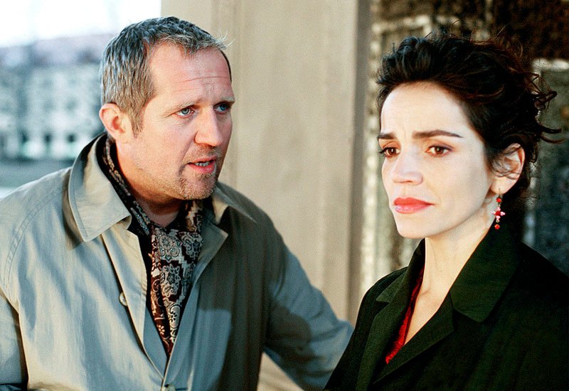 Die junge Buchhändlerin Bettina (Rebecca Immanuel) hat eine Affäre mit dem Verlagsvertreter Lukas (Harald Krassnitzer). – Bild: NDR/​Degeto