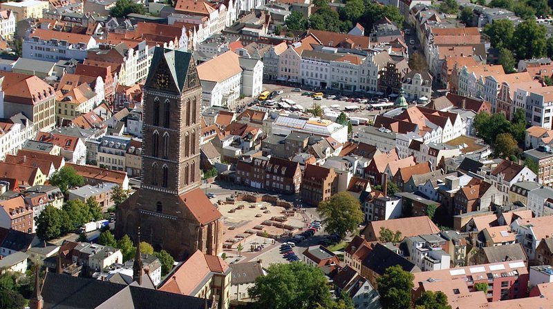 1.750 Bauwerke gilt es in Wismar zu schützen. – Bild: NDR