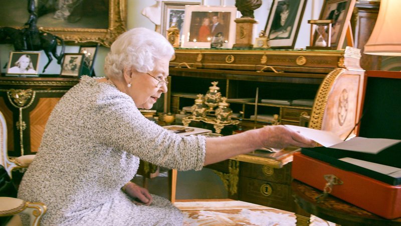Queen Elizabeth II, bei ihrer Arbeit im Buckingham Palace, Regierungsunterlagen kommen immer in die „Red Box“. – Bild: Chris Bairstow /​ ORF /​ BBC