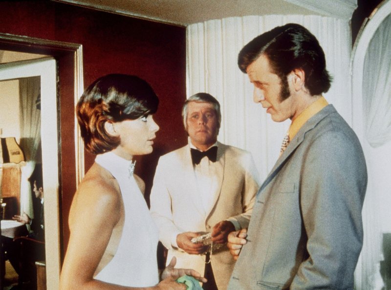 Teddy Wiesinger (Peter Weck, Mitte) hat sich in die charmante Spionin Trixie (Uschi Glas) verliebt, als ploetzlich ihr amerikanischer Freund auftaucht. ARD Degeto - honorarfrei, Verwendung nur im Zusammenhang mit o. g. Sendung bei Nennung Bild: ARD Degeto (S 2), Presse und Programmbetreuung (069) 1509-334 oder -335 – Bild: Credit: BR/ARD/Degeto, Source: DEGETO FILM, Teddy Wiesinger (Peter Weck, Mitte) hat sich in die charmante Spionin Trixie (Uschi Glas) verliebt, als ploetzlich ihr amerikanischer Freund auftaucht. ARD Degeto - honorarfrei, Verwendung nur im Zusammenhang mit o. g. Sendung bei Nennung Bild: ARD Degeto (S 2), Presse und Programmbetreuung (069) 1509-334 oder -335 – Bild: Credit: BR/ARD/Degeto, Source: DEGETO FILM,