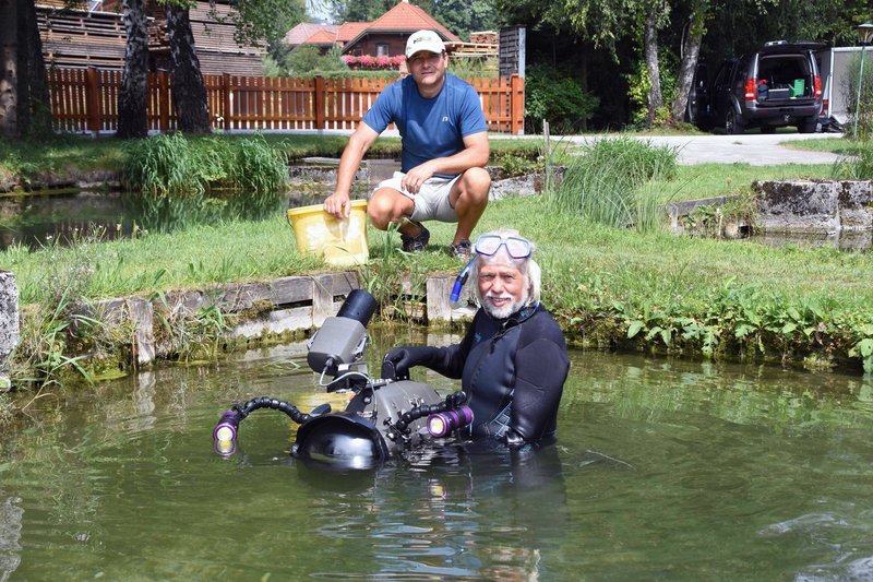 Naturfilmer Erich Pröll mit der Unterwasserkamera beim Fischteich des Forellenhofs in Grünau. – Bild: ORF