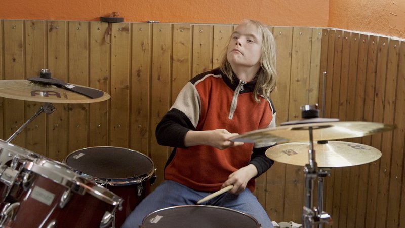 Jakob am Schlagzeug zuhause. Auch mit seinen Brüdern musiziert er zusammen. – Bild: ZDF und Luca Lucchesi.