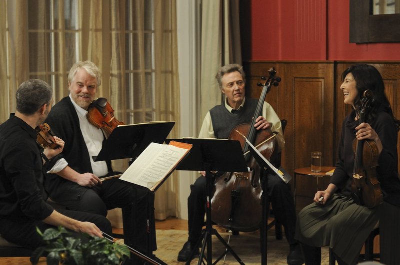 Das Streichquarett bestehend aus Daniel (Mark Ivanir), Robert (Philip Seymour Hoffman), Peter (Christopher Walken) und Juliette (Catherine Keener) - (von links) bei den Proben für das Jubiläumskonzert in der Grace Rainey Hall. – Bild: BR/Telepool/Senator Entertainment AG Das Streichquarett bestehend aus Daniel (Mark Ivanir), Robert (Philip Seymour Hoffman), Peter (Christopher Walken) und Juliette (Catherine Keener) - (von links) bei den Proben für das Jubiläumskonzert in der Grace Rainey Hall. – Bild: BR/Telepool/Senator Entertainment AG