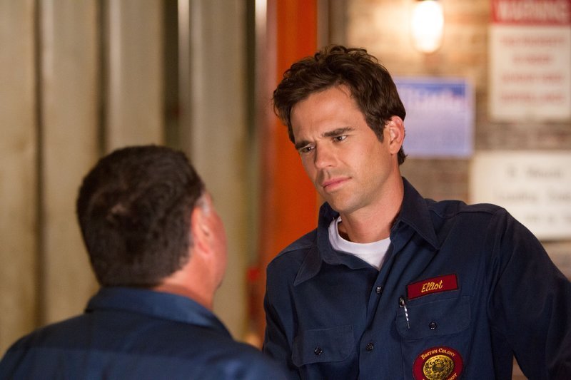 Elliot Doolittle (David Walton) muss sich während des Wahlkampfs fragen, ob er sein wahres Ich und seine Wurzeln vergessen hat. – Bild: Super RTL Elliot Doolittle (David Walton) muss sich während des Wahlkampfs fragen, ob er sein wahres Ich und seine Wurzeln vergessen hat. – Bild: Super RTL