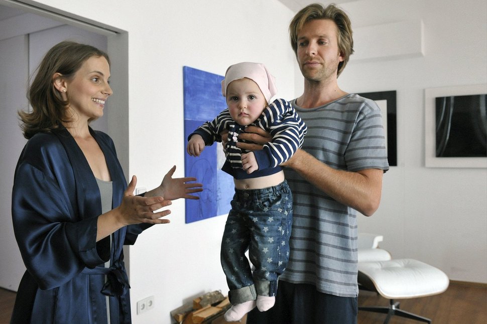 Jenny (Marie Zielke, li) merkt schnell, dass ihr Freund Tobias (Hubertus Grimm) mit dem „Probe“-Baby Luisa (Luise) heillos überfordert ist. – Bild: ARD Degeto / Elke Werner