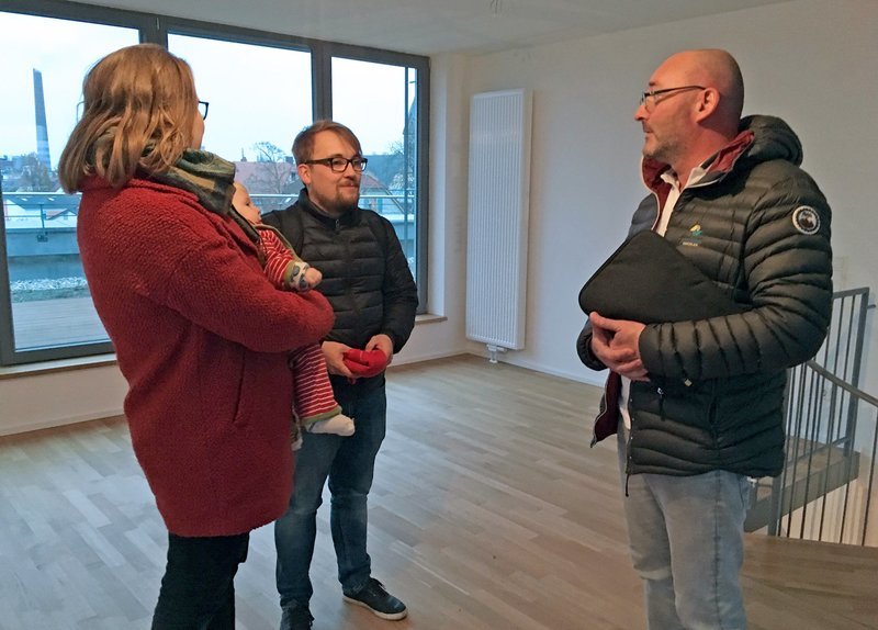 Marie-Luise Härtel und Fabio Schnell bei einer Wohnungsbesichtigung mit Makler. Leider ist die Wohnung viel zu teuer für sie. – Bild: SWR/Susanne Brand Marie-Luise Härtel und Fabio Schnell bei einer Wohnungsbesichtigung mit Makler. Leider ist die Wohnung viel zu teuer für sie. – Bild: SWR/Susanne Brand