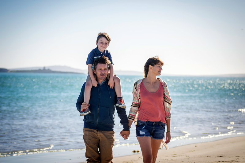 Ein Bild aus glücklichen Tagen: Travis Conrad (Ethan Hawke) mit seiner Frau Kate (Jenna Upton) und Sohn Adam (Owen de Wet). – Bild: ZDF und Coco Van Oppens.