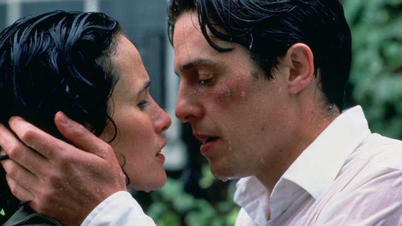 Charles (Hugh Grant) verliebt sich in die lebenslustige Carrie (Andie MacDowell).Charles (Hugh Grant) verliebt sich in die lebenslustige Carrie (Andie MacDowell). – Bild: RTL II Charles (Hugh Grant) verliebt sich in die lebenslustige Carrie (Andie MacDowell).Charles (Hugh Grant) verliebt sich in die lebenslustige Carrie (Andie MacDowell). – Bild: RTL II