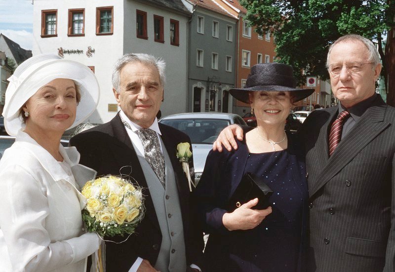 Presseheft Titelbild: (von links nach rechts) Hanne (Nadja Tiller), Georg (Michael Degen), Barbara (Ursula Karusseit) und Edzard (Jürgen Hentsch). – Bild: SWR/ARD/Degeto/Sandor Domonkos Presseheft Titelbild: (von links nach rechts) Hanne (Nadja Tiller), Georg (Michael Degen), Barbara (Ursula Karusseit) und Edzard (Jürgen Hentsch). – Bild: SWR/ARD/Degeto/Sandor Domonkos
