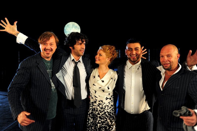 Der Erfolg beim Gesangswettbewerb ist gigantisch! Manne (Patrick v. Blume), Angelo (Pasquale Aleardi), Ella (Annette Frier), Cem (Michael Keseroglu) und Branco (Stefan Richter) sind der Gefangenenchor. – Bild: ZDF und Christiane Pausch Der Erfolg beim Gesangswettbewerb ist gigantisch! Manne (Patrick v. Blume), Angelo (Pasquale Aleardi), Ella (Annette Frier), Cem (Michael Keseroglu) und Branco (Stefan Richter) sind der Gefangenenchor. – Bild: ZDF und Christiane Pausch