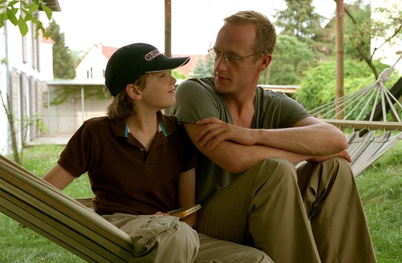 Vater (Stephan Kampwirth) und Sohn (Johann Hillmann) führen ein Gespräch „von Mann zu Mann“. – Bild: BR/​Joseph Wolfsberg