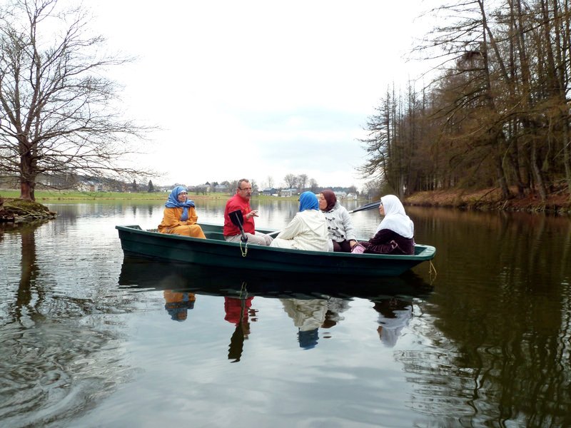 Eine Gruppe maghrebinischer Migrantenfrauen der ersten Generation verlässt zum ersten Mal seit 40 Jahren Molenbeek im Großraum Brüssel und erkundet gemeinsam Land und Natur. – Bild: ARTE/RTBF Eine Gruppe maghrebinischer Migrantenfrauen der ersten Generation verlässt zum ersten Mal seit 40 Jahren Molenbeek im Großraum Brüssel und erkundet gemeinsam Land und Natur. – Bild: ARTE/RTBF
