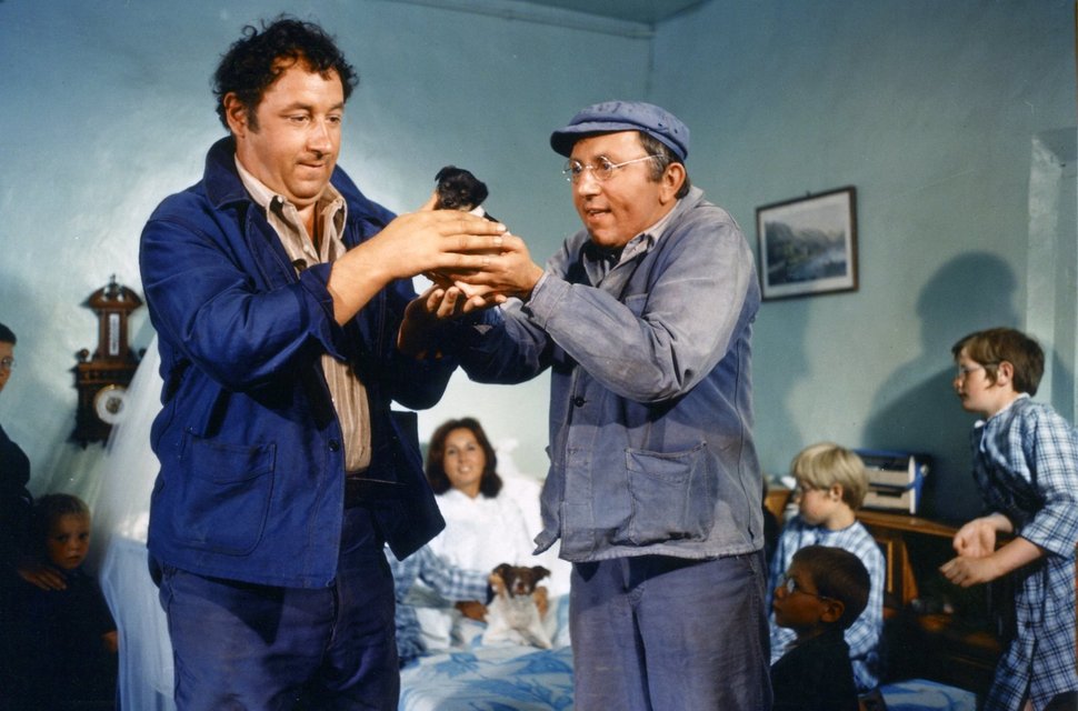 Alexander Gartempe (Philippe Noiret, li.) ist zu Besuch bei seinen Nachbarn und begrüßt den neugeborenen Hund gemeinsam mit Sanguin (Paul Le Person, re.). – Bild: ARTE France / © 1968 Gaumont / Sofinergie 4 / Madeleine Films