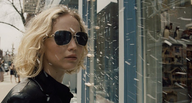 Erst als Joy (Jennifer Lawrence) scheinbar alles verliert, erkennt sie, dass sie ihre Familie in geschäftlichen Dingen besser außen vor halten und niemals zu schnell kapitulieren sollte ... – Bild: 2015 Twentieth Century Fox. All Rights Reserved. Erst als Joy (Jennifer Lawrence) scheinbar alles verliert, erkennt sie, dass sie ihre Familie in geschäftlichen Dingen besser außen vor halten und niemals zu schnell kapitulieren sollte ... – Bild: 2015 Twentieth Century Fox. All Rights Reserved.