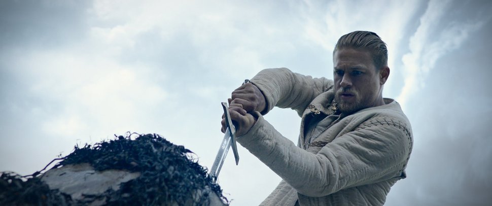Arthur (Charlie Hunnam) – Bild: Puls 4