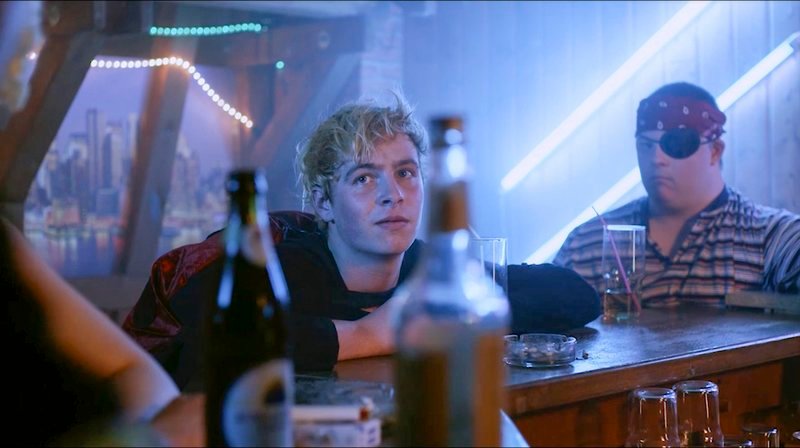 Rick (Matti Schmidt-Schaller) und sein Kumpel (Christian Behrend) sitzen an der Bar der Dorfdisco NEW YORK. – Bild: MDR/ Filmuniversität Babelsberg Konrad Wolf/Domenik Schuster Rick (Matti Schmidt-Schaller) und sein Kumpel (Christian Behrend) sitzen an der Bar der Dorfdisco NEW YORK. – Bild: MDR/ Filmuniversität Babelsberg Konrad Wolf/Domenik Schuster