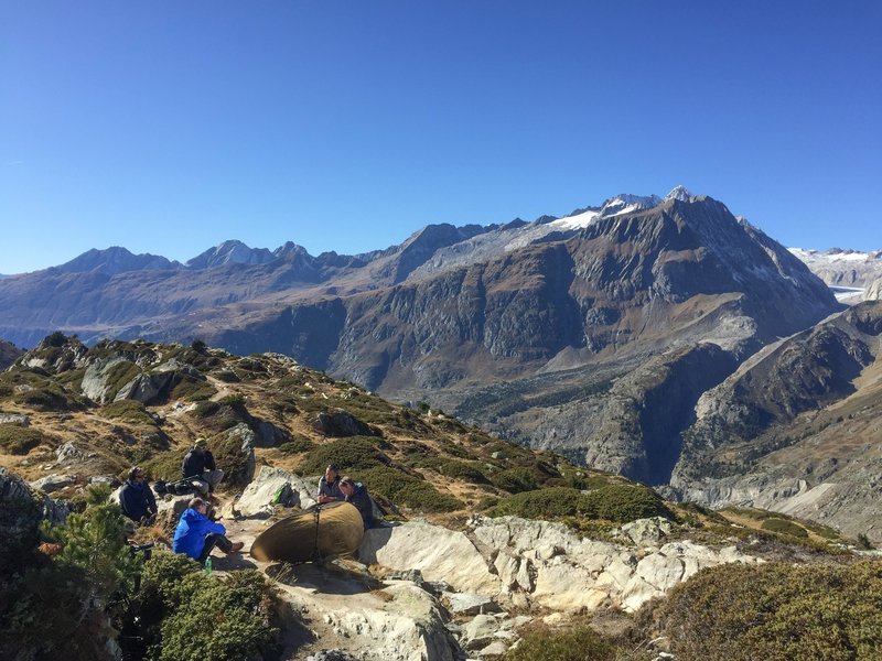 Peter Schwitter und der kantonale Geologe Raphaël Mayoraz vor dem Aletch-Gletscher im Interview mit Simon Matthey-Doret – Bild: ZDF und SRF/​RTS/​Laurent Bleuze.