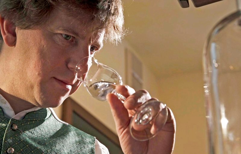 Schnapsverkostung Jörg Geiger, Schwäbische Alb. – Bild: SWR/gebrueder beetz filmproduktion Schnapsverkostung Jörg Geiger, Schwäbische Alb. – Bild: SWR/gebrueder beetz filmproduktion