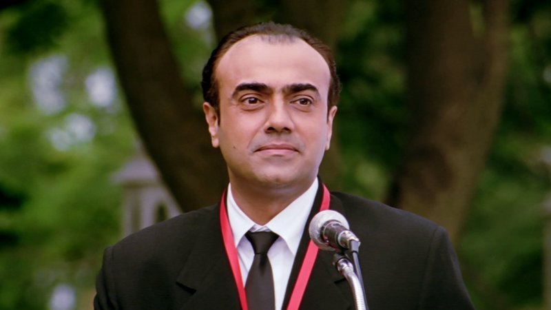 Dr. Viren Goenka (Rajit Kapur) – Bild: Zee.One Dr. Viren Goenka (Rajit Kapur) – Bild: Zee.One