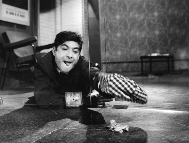 Greift zu ungewöhnlichen Methoden, um in seiner Firma ganz nach oben zu kommen: Der kleine Angestellte Paul Martin (Jean-Claude Brialy), der durch seinen Ehrgeiz in groteske Situationen gerät ... – Bild: 1963 GAUMONT Lizenzbild frei Greift zu ungewöhnlichen Methoden, um in seiner Firma ganz nach oben zu kommen: Der kleine Angestellte Paul Martin (Jean-Claude Brialy), der durch seinen Ehrgeiz in groteske Situationen gerät ... – Bild: 1963 GAUMONT Lizenzbild frei