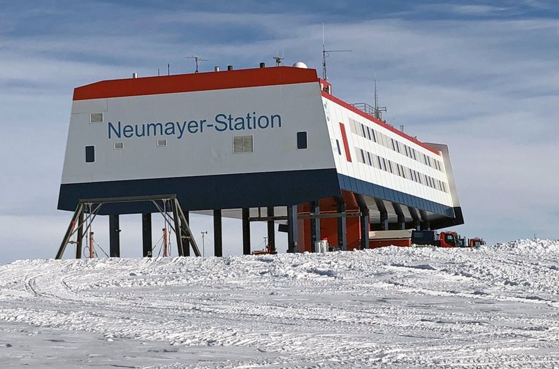 Die Neumayer-Station in der Antarktis ist die größte und komfortabelste deutsche Station am Südpol aller Zeiten. Gut 13.000 Kilometer südlich soll sie vor allem Klimaforschung vorantreiben. – Bild: ZDF und SWR/​Matthias Ebert.