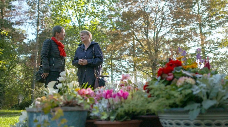 Insel Volkmann  (li.) sucht sich mit Unterstützung einer Bestatterin eine passende Grabstelle für sich selbst auf dem Südfriedhof in Leipzig aus. – Bild: MDR/​WERKBLENDE GbR