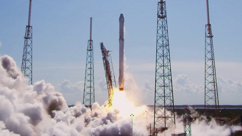 Der Start einer SpaceX Falcon-9-Rakete. Heute werden Astronauten auch von privaten Unternehmen ins All gebracht. – Bild: N24 Doku Der Start einer SpaceX Falcon-9-Rakete. Heute werden Astronauten auch von privaten Unternehmen ins All gebracht. – Bild: N24 Doku