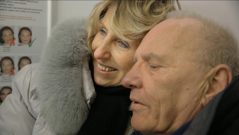 Peter und Elena haben lange gechattet, bevor sie sich zum ersten Mal getroffen haben. – Bild: ZDF und Willi Böhm