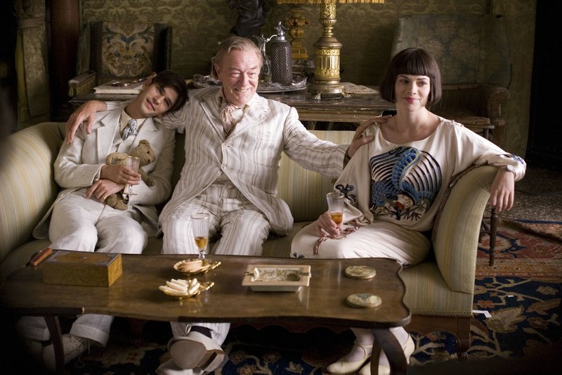 Ben Whishaw (Sebastian Flyte), Michael Gambon (Lord Marchmain), Hayley Atwell (Julia Flyte). – Bild: ATV II Ben Whishaw (Sebastian Flyte), Michael Gambon (Lord Marchmain), Hayley Atwell (Julia Flyte). – Bild: ATV II