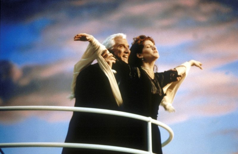 Begeben sich auf eine Reise ohne Wiederkehr: Cass (Melinda McGraw, r.) und Ryan (Leslie Nielsen, l.) ... – Bild: Constantin Film Lizenzbild frei Begeben sich auf eine Reise ohne Wiederkehr: Cass (Melinda McGraw, r.) und Ryan (Leslie Nielsen, l.) ... – Bild: Constantin Film Lizenzbild frei