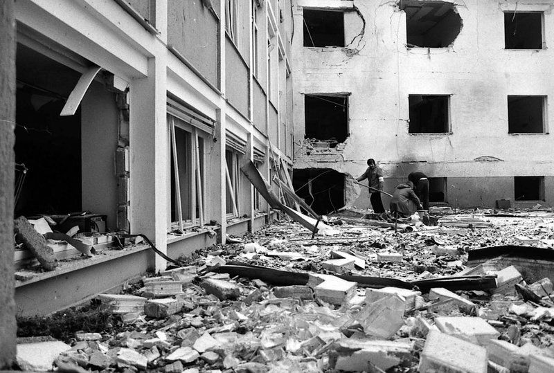 Am 21.Februar 1981 gegen 22 Uhr erschüttert eine Explosion das nächtliche München: Ein Bombenanschlag auf Radio Free Europe. Verantwortlich ist der rumänische Geheimdienst Securitate, der den international gesuchten Terroristen Carlos für die Durchführung engagierte. – Bild: BR/​Tangram International GmbH