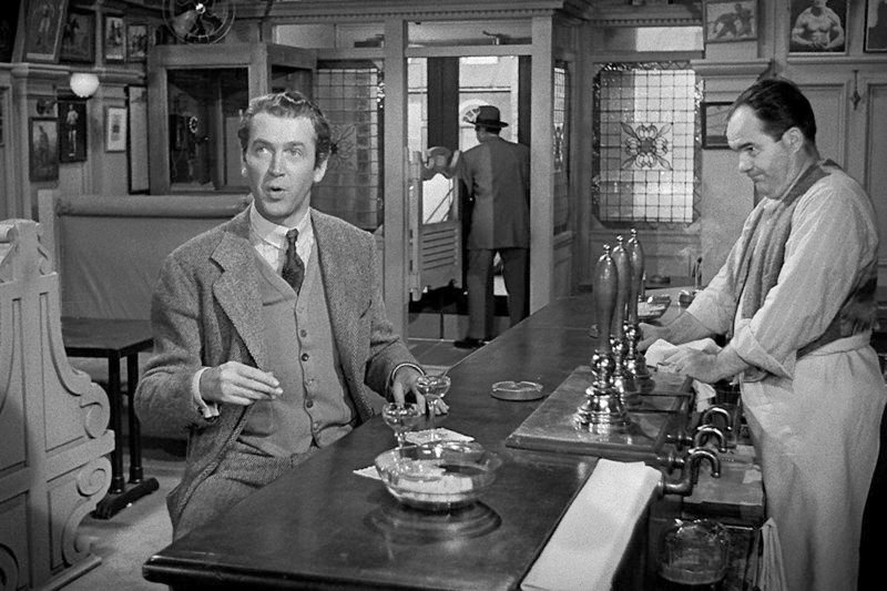 Elwood (James Stewart) sitzt am liebsten in der Bar. – Bild: ZDF /​ © 1950 Universal Pictures Company, Inc.