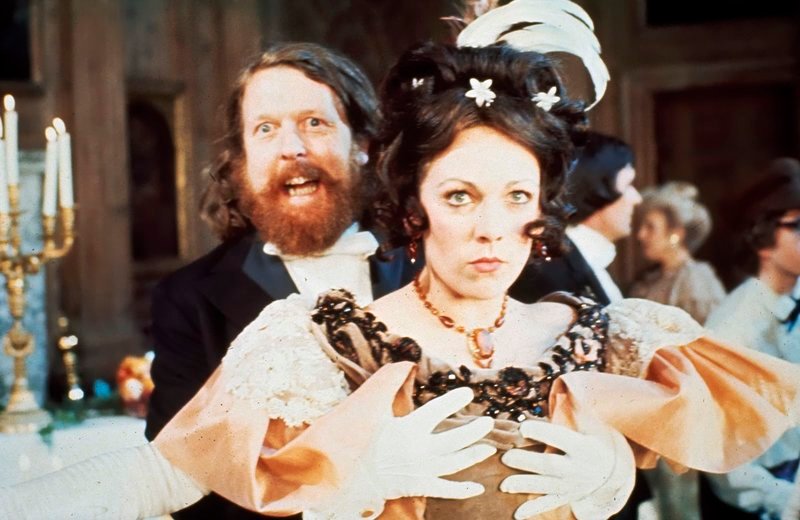 William Rushton als Snotty Shuttleworth (left) und Olivia Munday als Lady Kitty Cockshute – Bild: Star TV