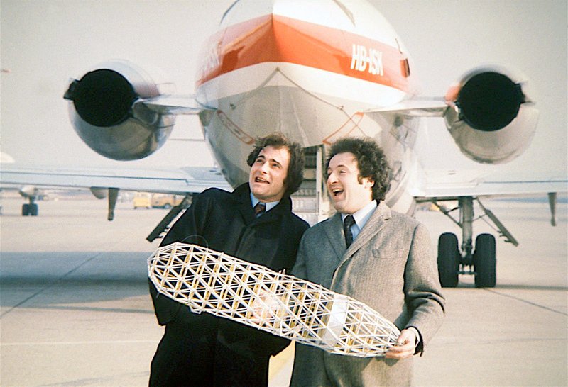 Michael Brauner (li.) und Robert Horn (re.) 1975 auf Marketingreise für ihr Luftschiff – Bild: ARTE/​ORF /​ © ORF/​Heinz Zeggl