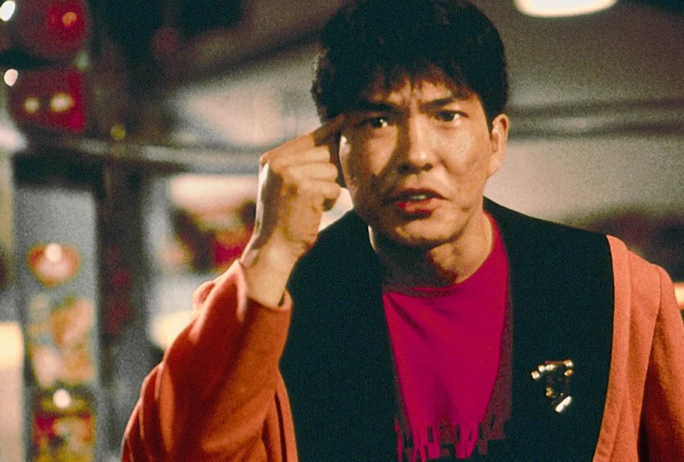 Cheng(Yuen Biao) ist sauer, weil eine Fabrik der Drogenmafia die Fischfarm seiner Chefin bedroht. Im Kampf gegen die skrupellose Umweltverschmutzer setzt der erstklassige Kung-fu-Kaempfer die Faeuste ein. – Bild: Kabel Eins Classics