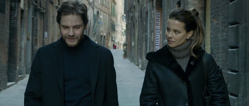 Eigentlich will Regisseur Thomas (Daniel Brühl, l.) in einem noch immer aktuellen brisanten Mordfall den Stoff für seinen neuen Film finden. Doch dann lernt er die ambitionierte Journalistin Simone (Kate Beckinsale, r.) kennen, die bereits ein Buch über den Mordfall geschrieben hat ... – Bild: 2014 Concorde Filmverleih GmbH Lizenzbild frei Eigentlich will Regisseur Thomas (Daniel Brühl, l.) in einem noch immer aktuellen brisanten Mordfall den Stoff für seinen neuen Film finden. Doch dann lernt er die ambitionierte Journalistin Simone (Kate Beckinsale, r.) kennen, die bereits ein Buch über den Mordfall geschrieben hat ... – Bild: 2014 Concorde Filmverleih GmbH Lizenzbild frei