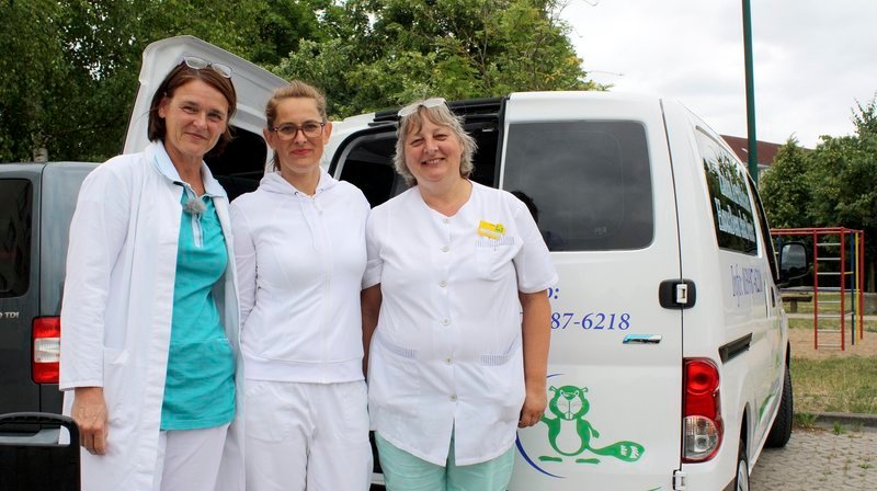 NDR Fernsehen 45 MIN – RETTET DEN LANDARZT!, am Montag (27.08.18) um 22:00 Uhr. Seit sieben Jahren versorgt das mobile Praxisteam von Zahnärztin Dr. Kerstin Finger (links) Patienten in entlegenen Dörfern. © NDR/​Ute Jurkovics, honorarfrei – Verwendung gemäß der AGB im engen inhaltlichen, redaktionellen Zusammenhang mit genannter NDR-Sendung bei Nennung „Bild: NDR/​Ute Jurkovics“ (S2). NDR Presse und Information/​Fotoredaktion, Tel: 040/​4156⁠–⁠2306 oder -2305, pressefoto@ndr.de – Bild: NDR/​Ute Jurkovics