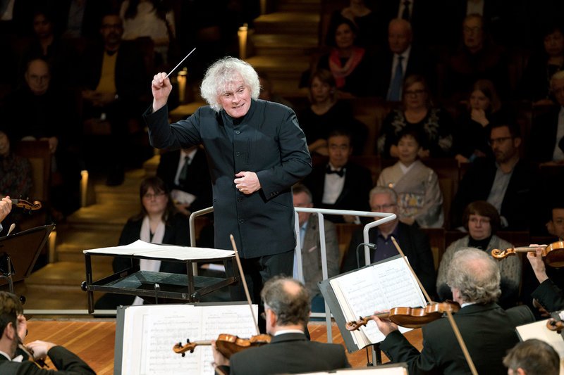 Im Sommer 2018 endet die Amtszeit von Sir Simon Rattle als Chefdirigent der Berliner Philharmoniker. – Bild: RBB Im Sommer 2018 endet die Amtszeit von Sir Simon Rattle als Chefdirigent der Berliner Philharmoniker. – Bild: RBB