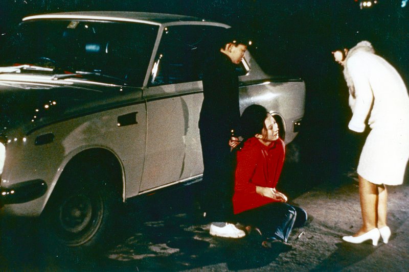 Nach einer wahren Begebenheit in Japan: Takeko (Akiko Koyama) wirft sich absichtlich vor Autos, um dann Geld von den besorgten Fahrern zu erpressen. – Bild: ARTE France /​ © 1969 Oshima Productions
