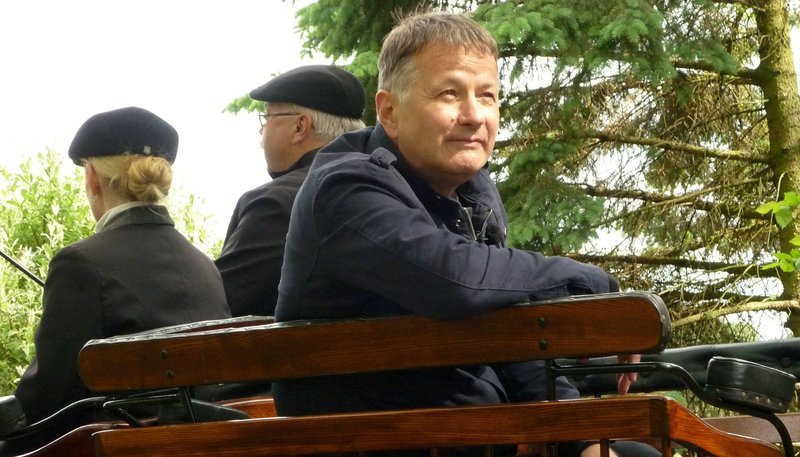 Thomas Rühmann auf Kutschfahrt durch das Oderbruch. – Bild: rbb Thomas Rühmann auf Kutschfahrt durch das Oderbruch. – Bild: rbb