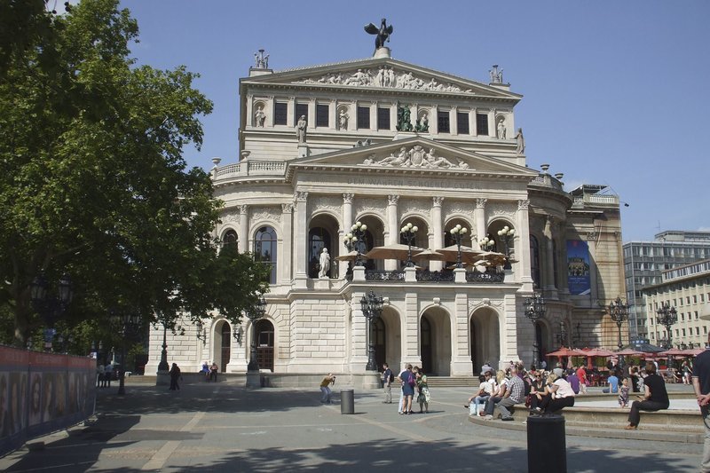 Blick auf die Alte Oper Frankfurt. – Bild: HR/​Bernd Häußler