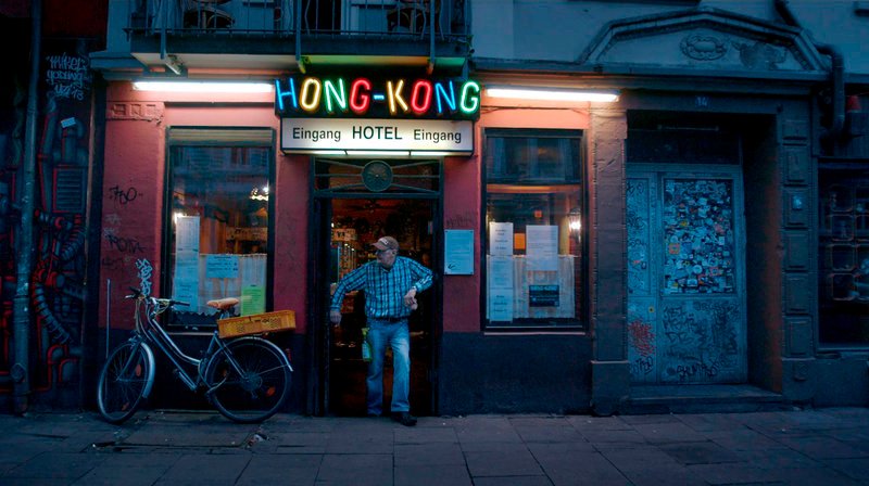  Ernie vor dem Hotel Hong Kong. – Bild: NDR/​Tamtam Film GmbH/​Martin Neumeyer