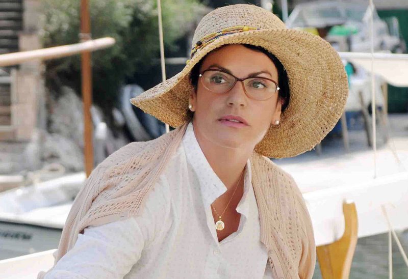 Bella Sommer (Christine Neubauer) hat sich im bunten Stadtleben von Palma gut eingelebt. – Bild: ORF Bella Sommer (Christine Neubauer) hat sich im bunten Stadtleben von Palma gut eingelebt. – Bild: ORF