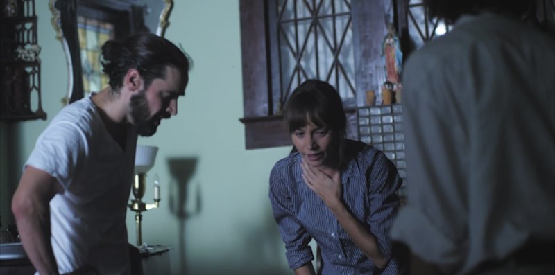 Eigentlich führt die Sozialarbeiterin Kate (Jocelin Donahue) ein recht beschauliches Leben. Als ihre Schwester unter ungewöhnlichen Umständen stirbt, beginnt sie Nachforschungen anzustellen. Wochen zuvor hatte sie ihr anvertraut, wie sie geträumt habe, dass sie während des Schlafens wach war, sich aber nicht bewegen konnte. – Bild: Smart Media Eigentlich führt die Sozialarbeiterin Kate (Jocelin Donahue) ein recht beschauliches Leben. Als ihre Schwester unter ungewöhnlichen Umständen stirbt, beginnt sie Nachforschungen anzustellen. Wochen zuvor hatte sie ihr anvertraut, wie sie geträumt habe, dass sie während des Schlafens wach war, sich aber nicht bewegen konnte. – Bild: Smart Media