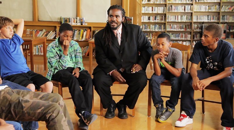 Ashanti Branch (M.) ist Mentor vieler junger Männer der Gruppe „Ever Forward“ in Oakland, Kalifornien. – Bild: GEO Television